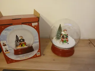 Babbo Natale in una palla di neve
