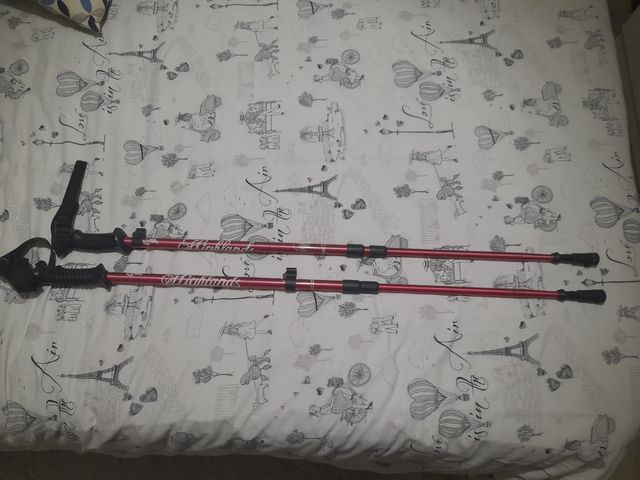 Palos de caminar rojos