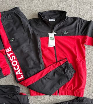 Conjunto deportivo Lacoste negro y rojo
