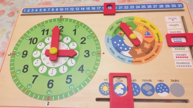 Jogo Educativo Relógio-Calendário de Madeira