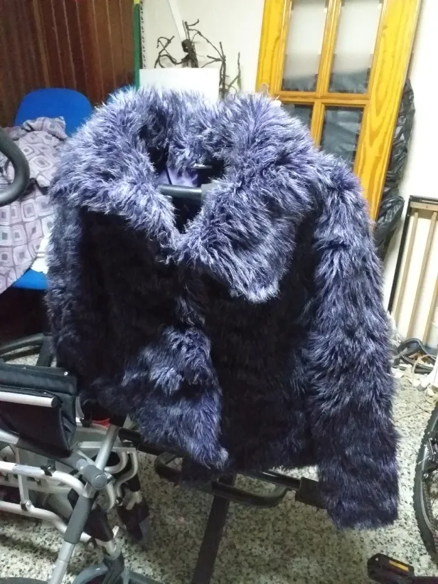 Abrigo pelo corto morado/negro