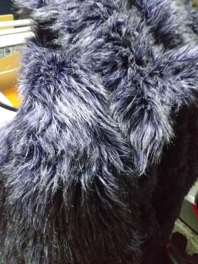 Abrigo pelo corto morado/negro