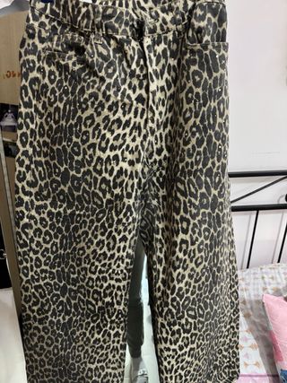 Pantaloni vita alta leopardati con brillanti.