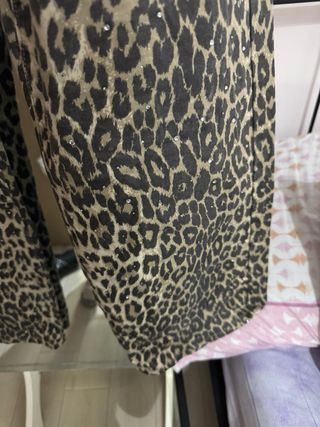 Pantaloni vita alta leopardati con brillanti.