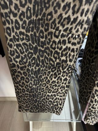 Pantaloni vita alta leopardati con brillanti.