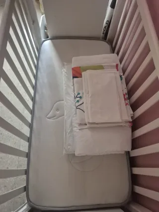 Cuna de bebé blanca con osito y estrellas