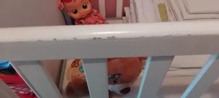 Cuna de bebé blanca con osito y estrellas