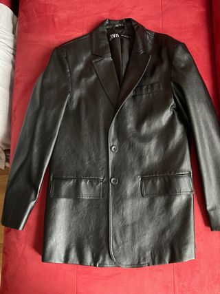 Blazer efecto piel Zara
