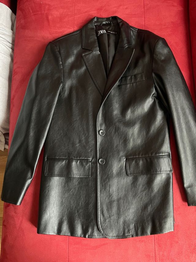 Blazer efecto piel Zara