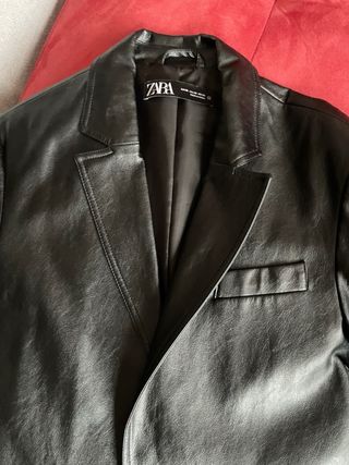 Blazer efecto piel Zara