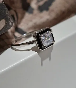 Anillo Plata de Ley con Circonita. Fondo negro.