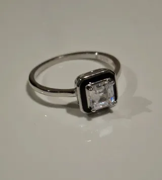 Anillo Plata de Ley con Circonita. Fondo negro.