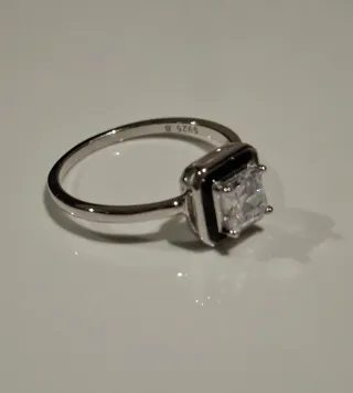 Anillo Plata de Ley con Circonita. Fondo negro.