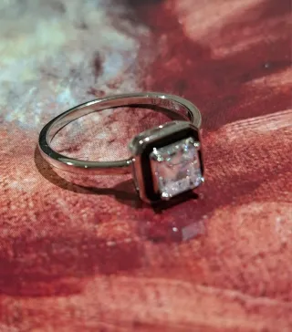 Anillo Plata de Ley con Circonita. Fondo negro.