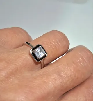 Anillo Plata de Ley con Circonita. Fondo negro.