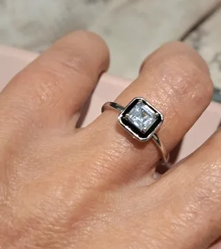 Anillo Plata de Ley con Circonita. Fondo negro.