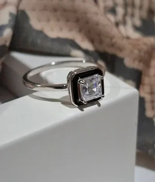 Anillo Plata de Ley con Circonita. Fondo negro.