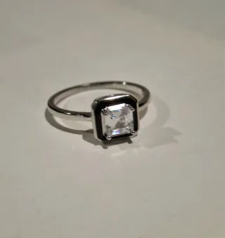 Anillo Plata de Ley con Circonita. Fondo negro.