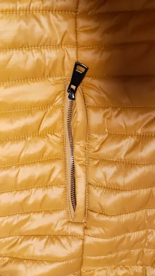 Chaqueta acolchada mostaza