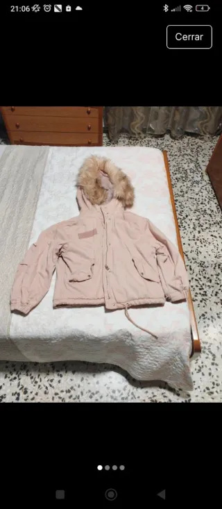 Chaqueta rosa con capucha y pelo