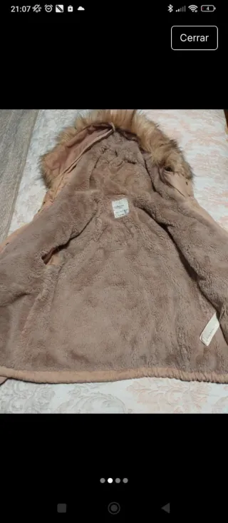 Chaqueta rosa con capucha y pelo