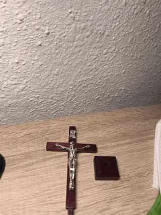 Cruz de madera con figura de Jesús