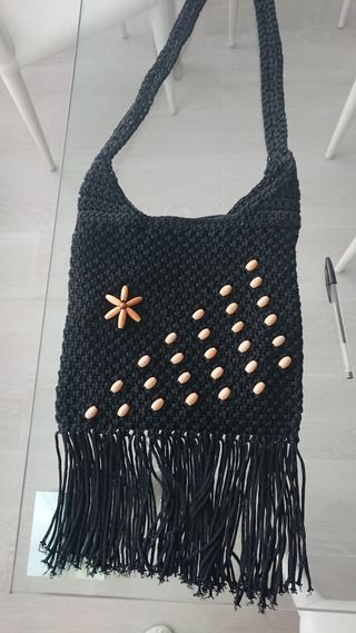 Bolso negro tejido con abalorios