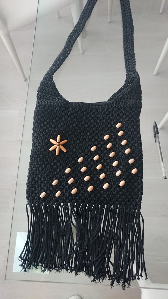 Bolso negro tejido con abalorios