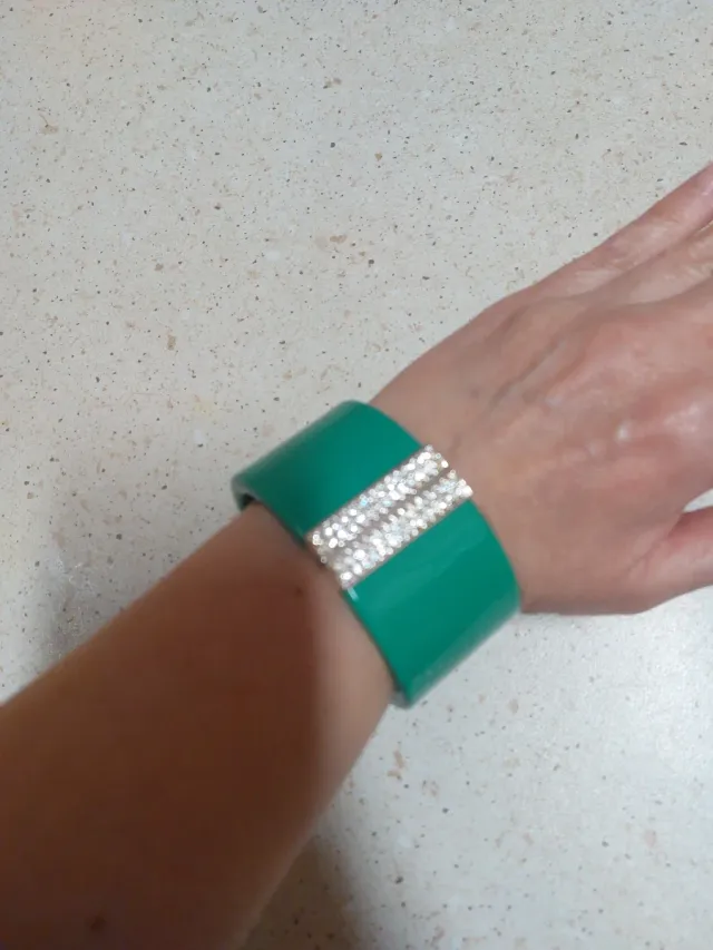 Brazalete verde con pedrería