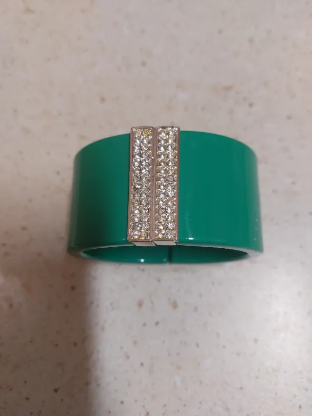 Brazalete verde con pedrería