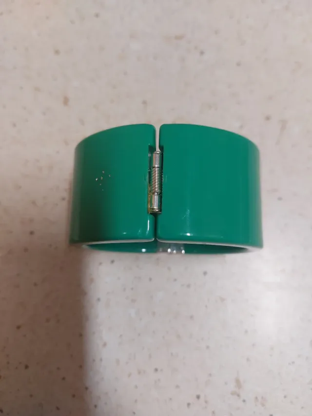 Brazalete verde con pedrería