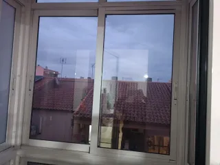 Ventana grande de aluminio