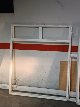 Ventana grande de aluminio