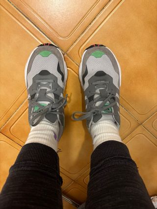 Adidas deportivas grises y verdes