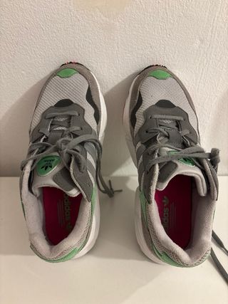 Adidas deportivas grises y verdes
