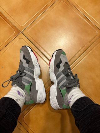 Adidas deportivas grises y verdes