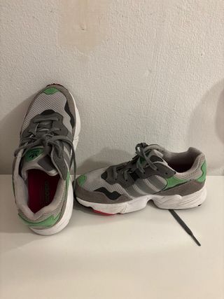 Adidas deportivas grises y verdes