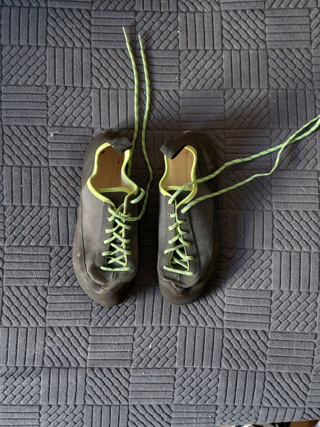 Zapatos de escalada con cordones