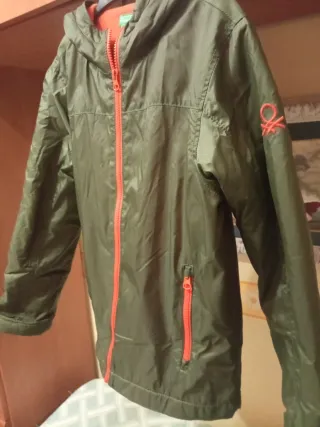 Anorak, chubasquero Benetton verde y naranja
