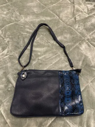 Bolso bandolera piel sintética azul y negro