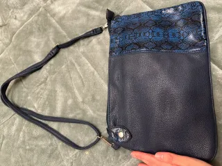 Bolso bandolera piel sintética azul y negro