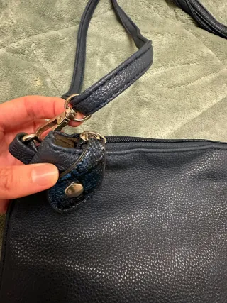 Bolso bandolera piel sintética azul y negro