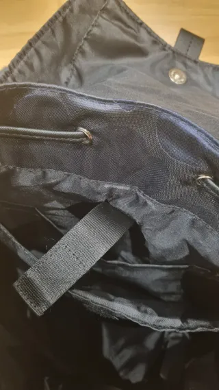 Mochila azul con estampado camuflaje