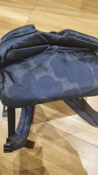 Mochila azul con estampado camuflaje