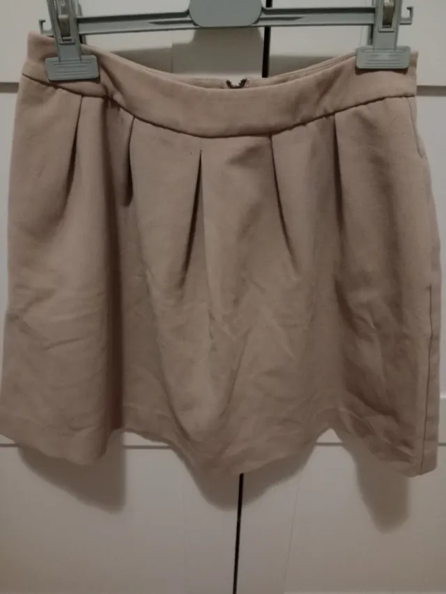 Falda corta beige