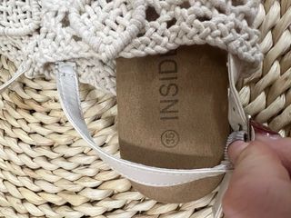 Sandalias de verano beige y blancas