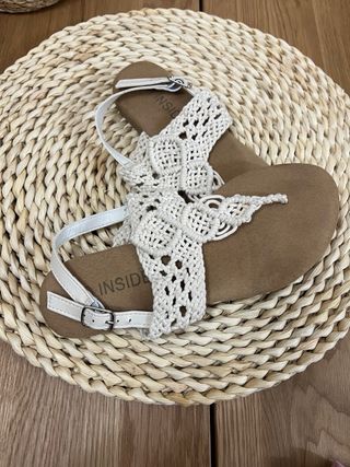 Sandalias de verano beige y blancas