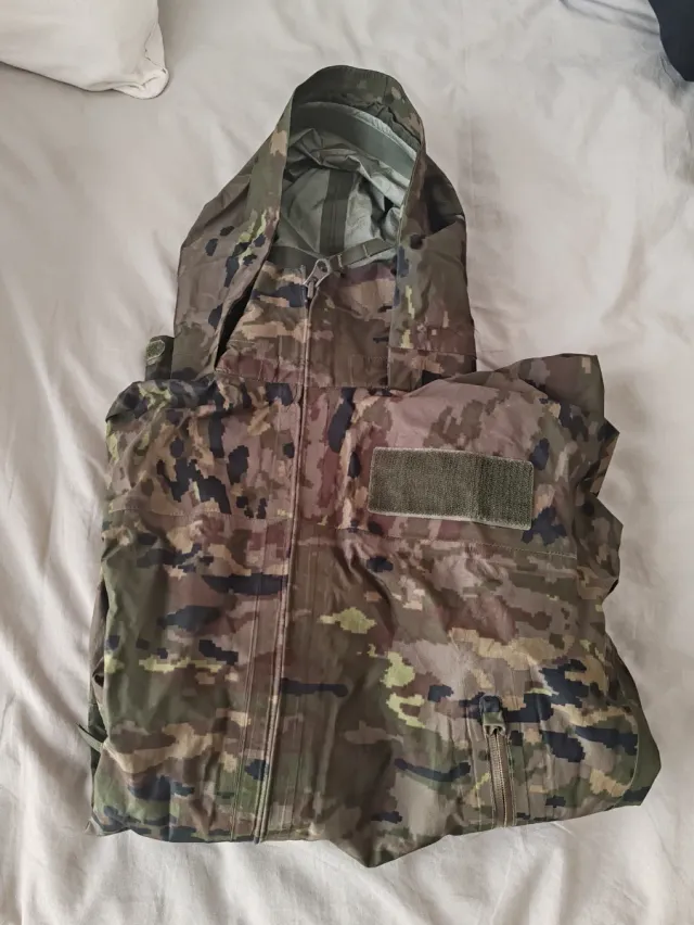 Chaqueta impermeable militar camuflaje