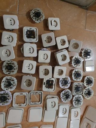 Enchufes e interruptores de pared blancos, usados