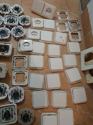 Enchufes e interruptores de pared blancos, usados